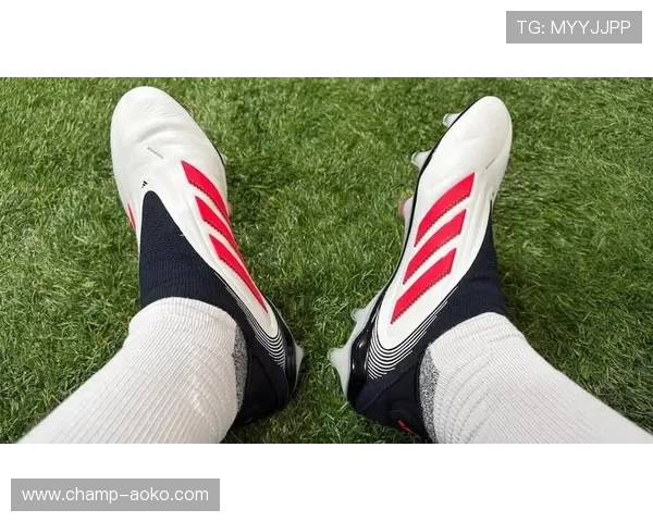 足球袜球星同款鞋亮相 全新设计引领潮流与舒适并存